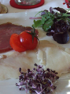 Una foto de Plato de atún y bacalao ahumado macerados con lima
