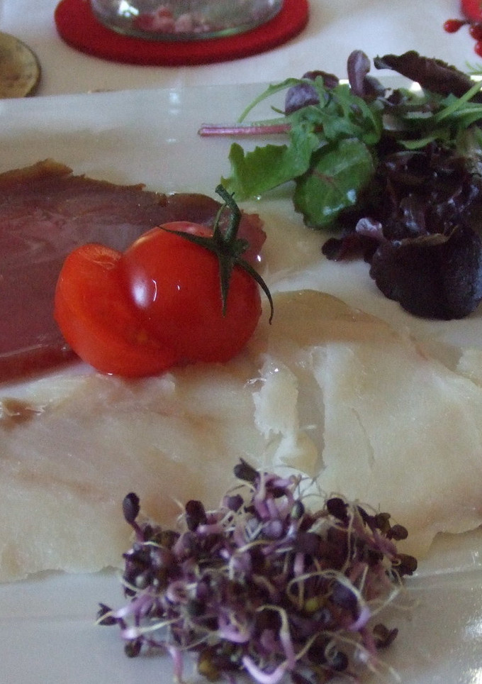 Una foto de Plato de atún y bacalao ahumado macerados con lima