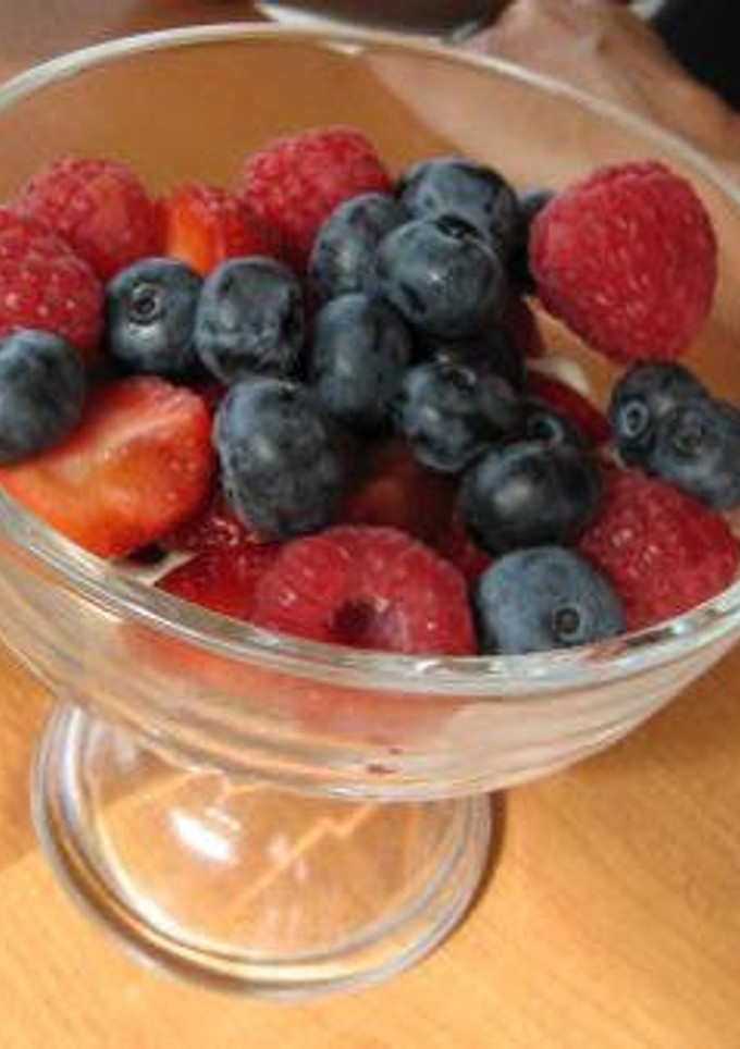 Una foto de Macedonia de frutas del bosque