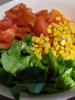 Una foto de Ensalada de lechuga, tomate, zanahorias y choclo