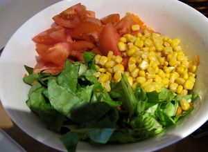 Una foto de Ensalada de lechuga, tomate, zanahorias y choclo