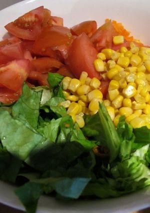 Una foto de Ensalada de lechuga, tomate, zanahorias y choclo