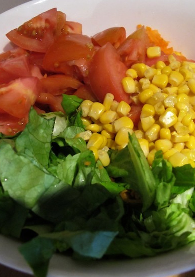 Una foto de Ensalada de lechuga, tomate, zanahorias y choclo