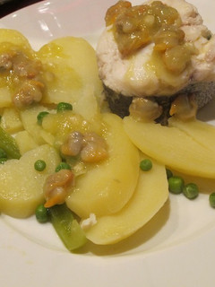 Una foto de Lomo de merluza con salsa de berberechos