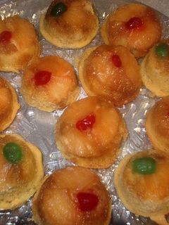 Una foto de Volteaditos navideños de piña y cereza