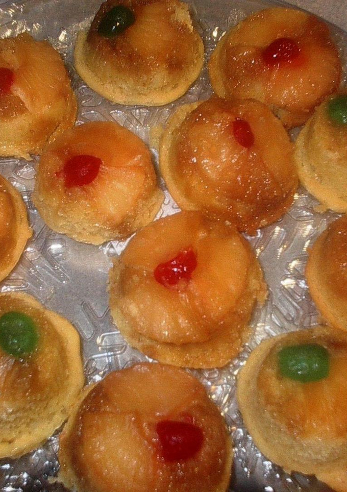 Una foto de Volteaditos navideños de piña y cereza