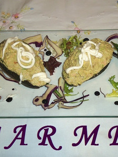 Una foto de Aguacates rellenos de salmón fresco