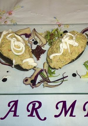 Una foto de Aguacates rellenos de salmón fresco