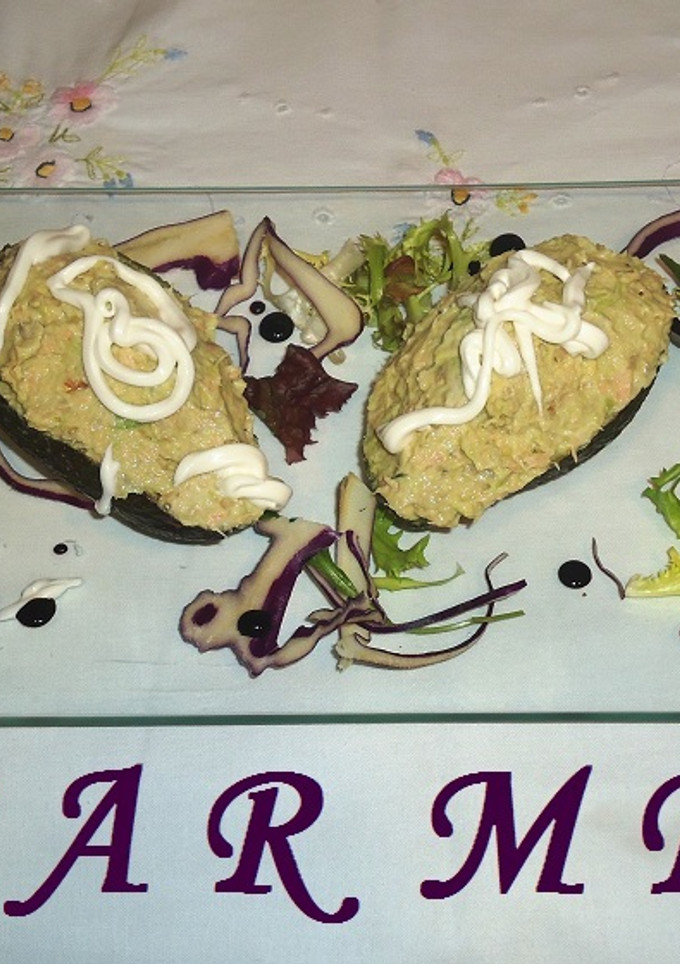 Una foto de Aguacates rellenos de salmón fresco