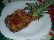 Una foto de chuletas de cerdo con piña