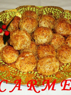 Una foto de Bolitas de mazapán con nueces (panellets)