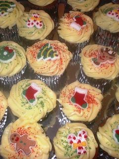 Una foto de Bizcochitos navideños de zanahoria, piña con especias y frutas frescas (individuales)