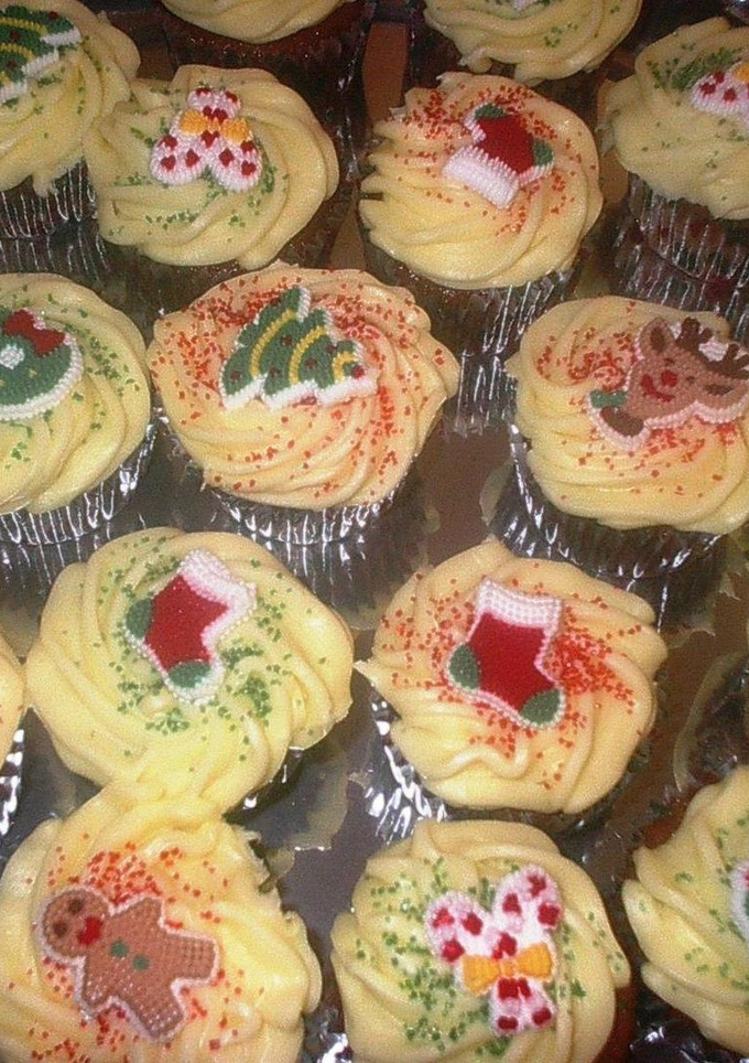 Una foto de Bizcochitos navideños de zanahoria, piña con especias y frutas frescas (individuales)