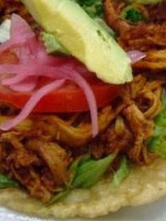 Una foto de Panuchos