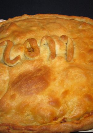 Una foto de Empanada de pisto y huevo duro