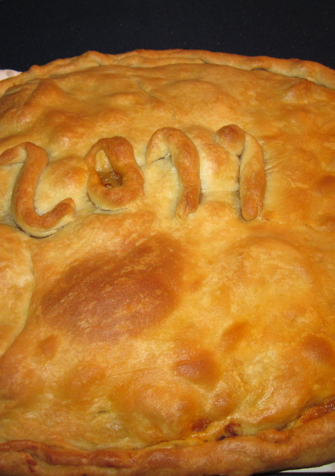 Una foto de Empanada de pisto y huevo duro