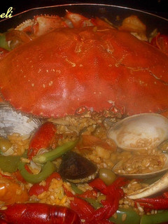 Una foto de Paella de Nochevieja con mariscos y curry