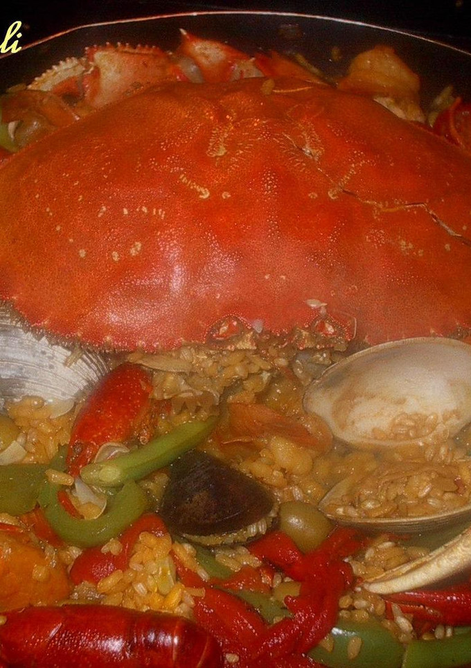 Una foto de Paella de Nochevieja con mariscos y curry