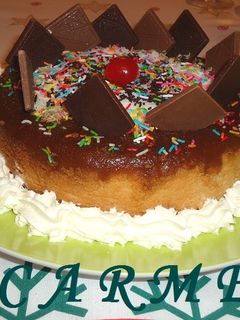 Una foto de Flan de huevo y turrón de coco