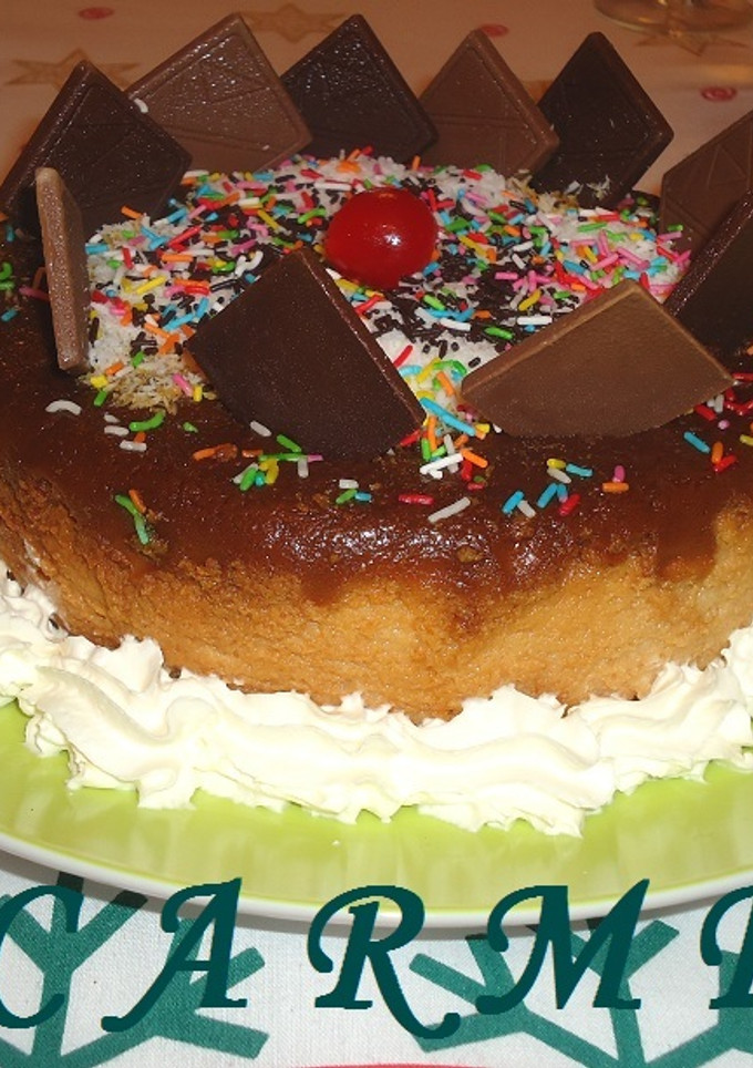 Una foto de Flan de huevo y turrón de coco