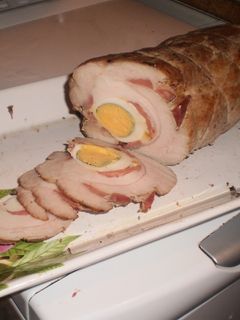 Una foto de Lomo de cerdo relleno de jamón y huevo