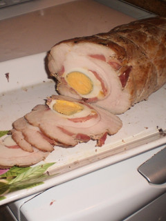 Una foto de Lomo de cerdo relleno de jamón y huevo