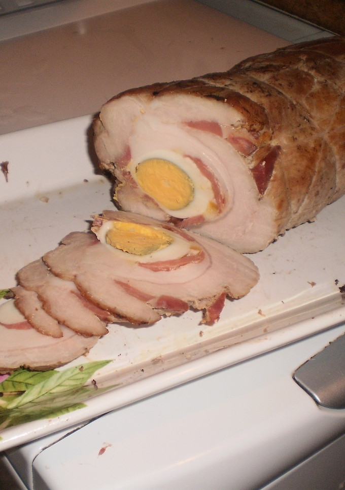 Una foto de Lomo de cerdo relleno de jamón y huevo