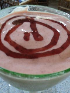 Una foto de Helado de frutilla y mango