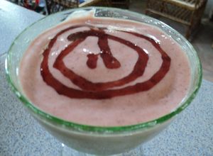 Una foto de Helado de frutilla y mango