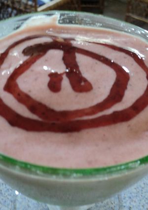 Una foto de Helado de frutilla y mango
