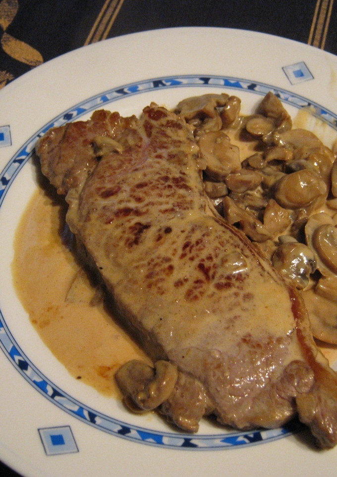 Una foto de Entrecot a la pimienta con champiñones
