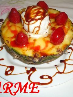 Una foto de Piña con fresas en almíbar y helado de limón