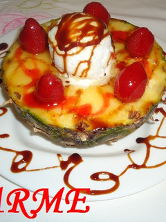 Una foto de Piña con fresas en almíbar y helado de limón