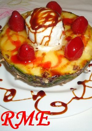 Una foto de Piña con fresas en almíbar y helado de limón