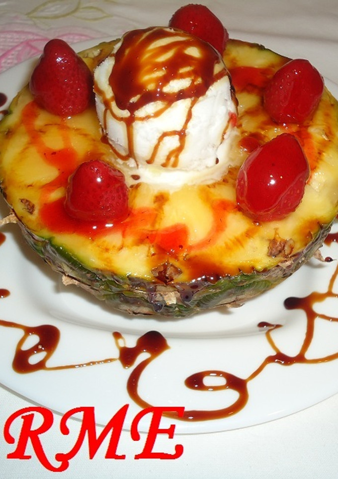 Una foto de Piña con fresas en almíbar y helado de limón