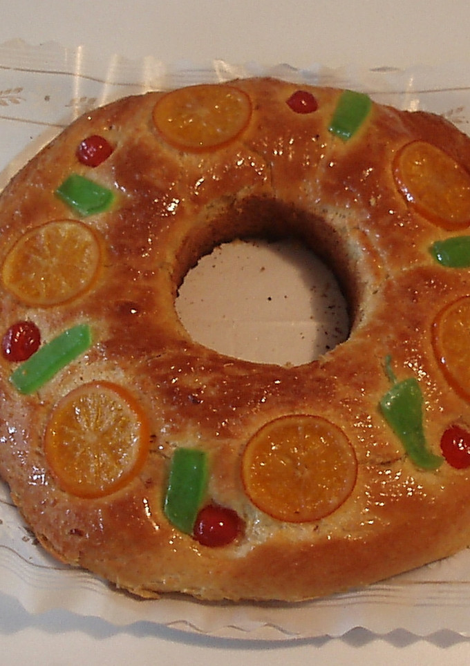 Una foto de Roscón de reyes mazapán