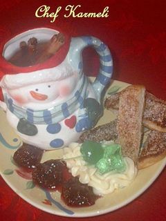 Una foto de Ponche de frutas navideño con tostaditos dulces especiados