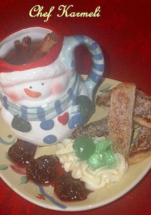 Una foto de Ponche de frutas navideño con tostaditos dulces especiados
