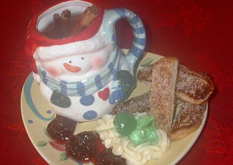 Ponche de frutas navideño con tostaditos dulces especiados