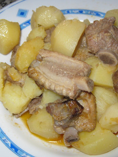 Una foto de Costilla con patatas