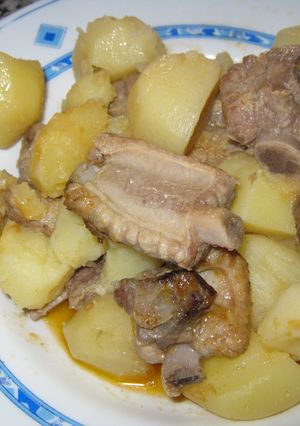Una foto de Costilla con patatas