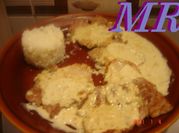 Una foto de solomillo en salsa de queso y cebolla