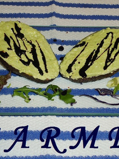 Una foto de Aguacates rellenos de queso de cabra
