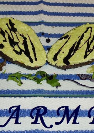 Una foto de Aguacates rellenos de queso de cabra