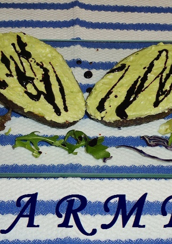 Una foto de Aguacates rellenos de queso de cabra