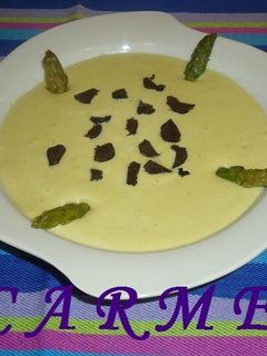 Una foto de Crema de espárragos con trufa
