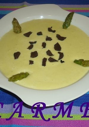 Una foto de Crema de espárragos con trufa