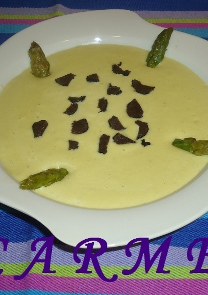 Una foto de Crema de espárragos con trufa