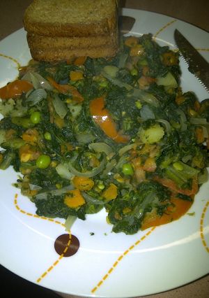 Una foto de Espinacas con verduras salteadas