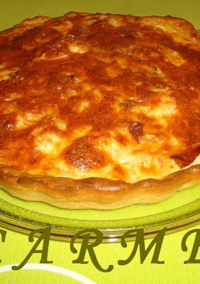 Una foto de Quiché de gambas, embutidos y piñones